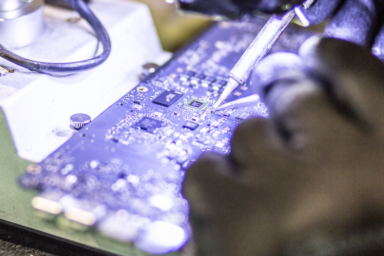 Microsoldadura de placa lógica Apple en laboratorio Teveotecno