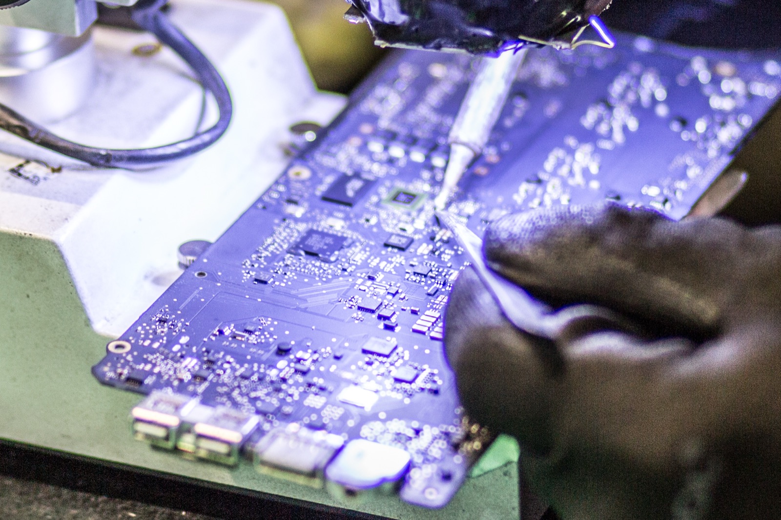 Reparación de placa MacBook con microscopio en Teveotecno